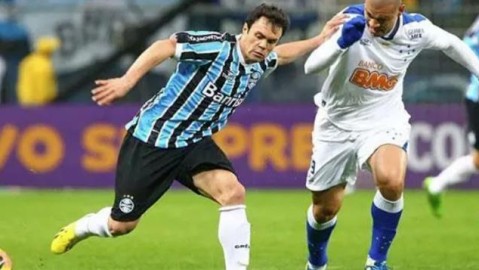 格雷米奥2-1逆转十人米内罗竞技